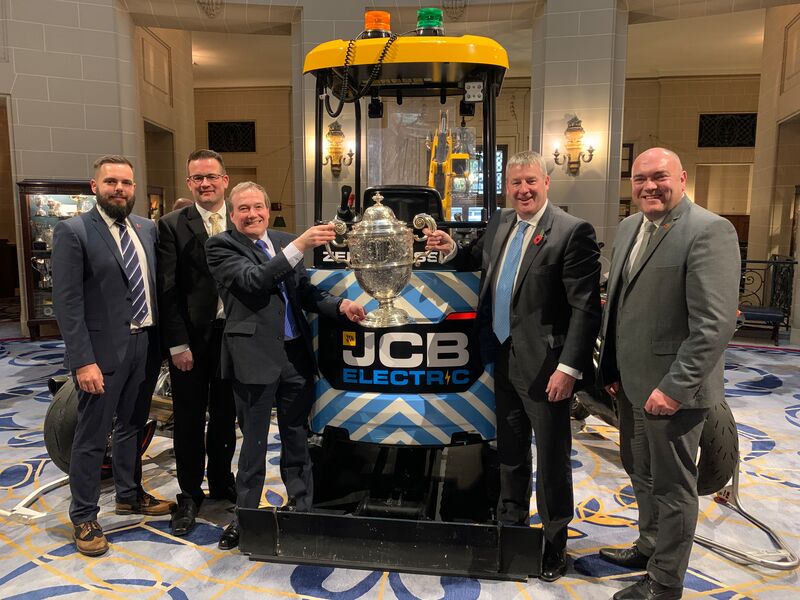 JCB電(dian)動(dòng)微挖喜獲皇傢(jia)汽車(che)俱樂部(bu)杜瓦獎